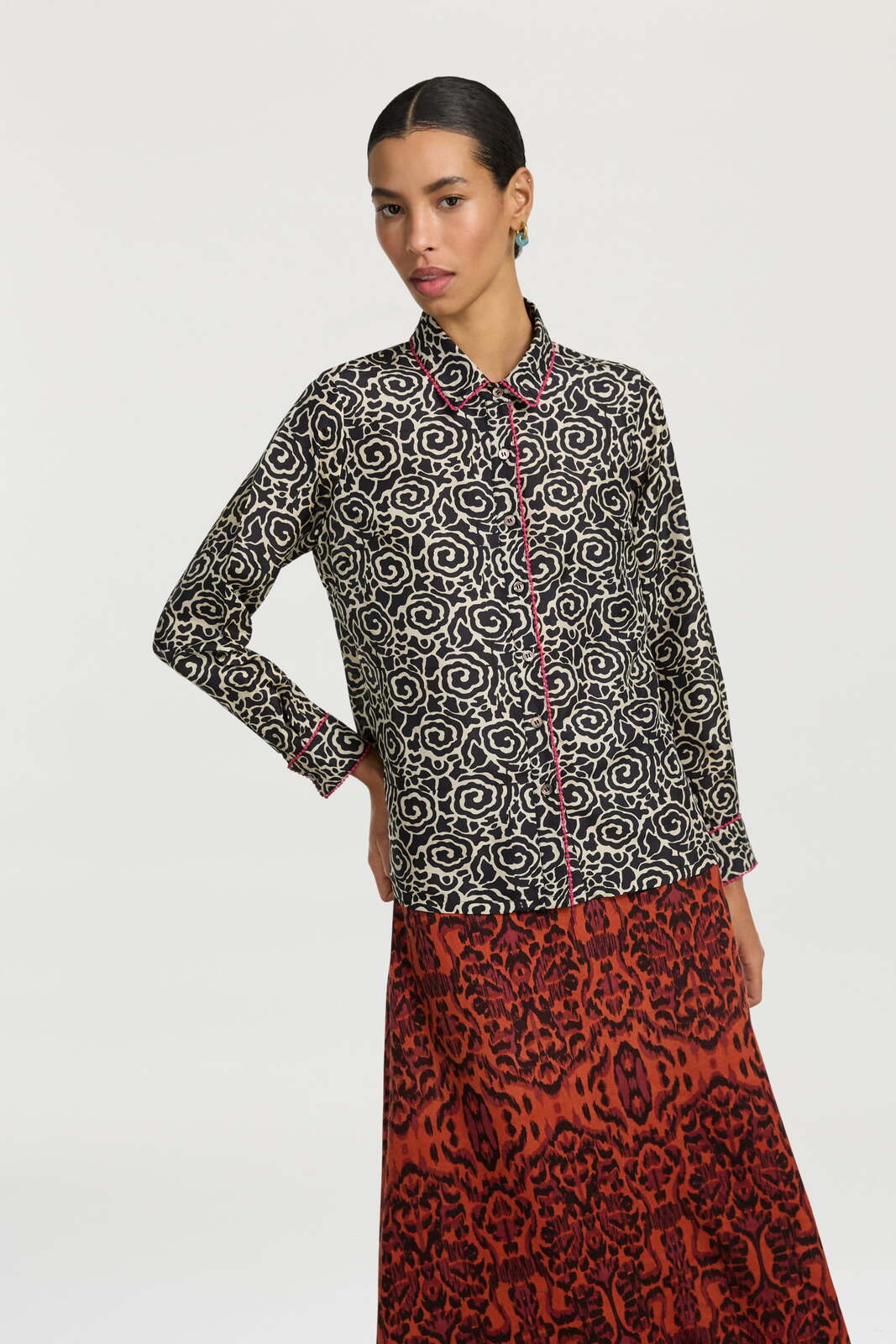 bella shirt--spiral black