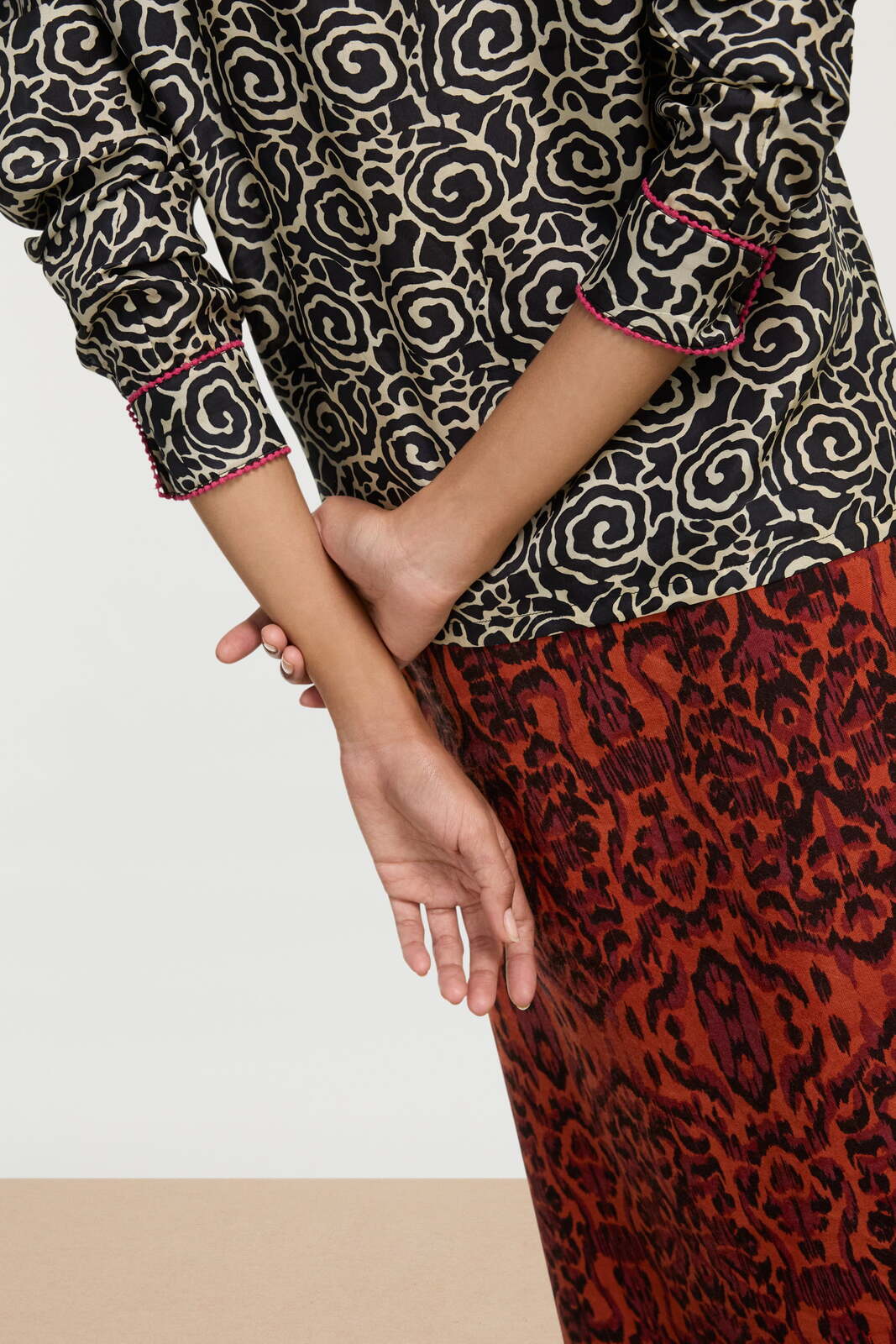 bella shirt--spiral black